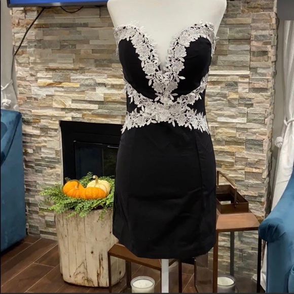 Dress - Picture 3 of 4